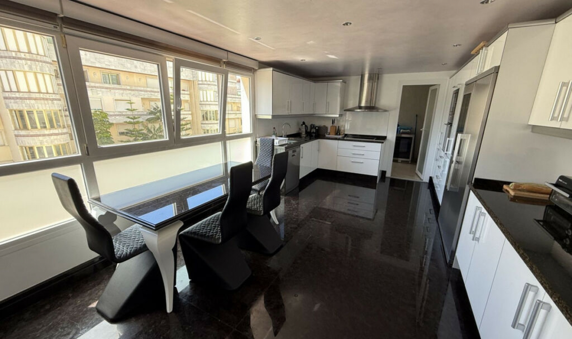 Resale - Apartment -
Puerto Banús