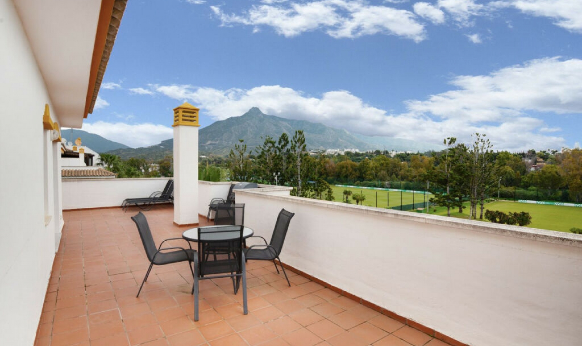 Resale - Apartment -
Puerto Banús