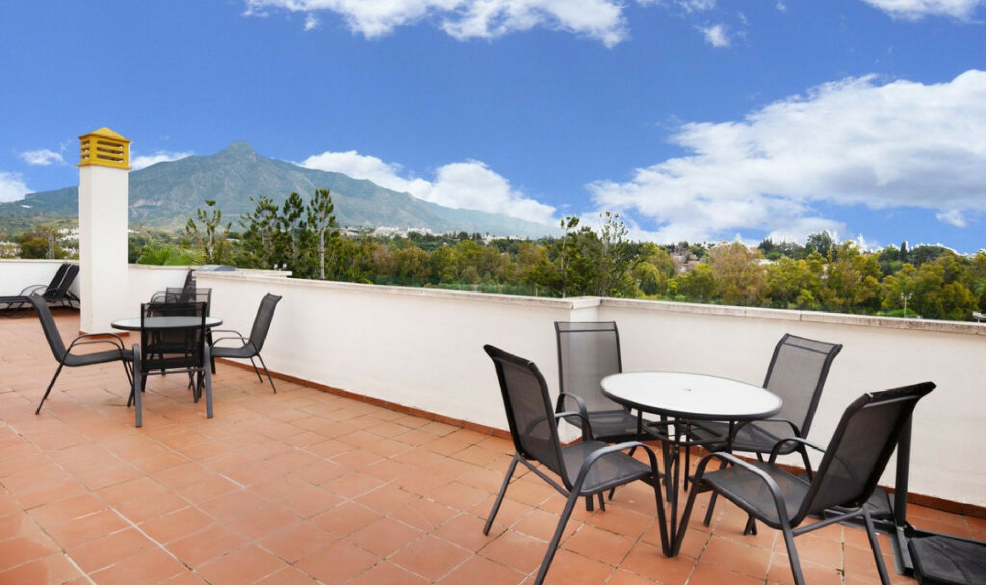 Resale - Apartment -
Puerto Banús