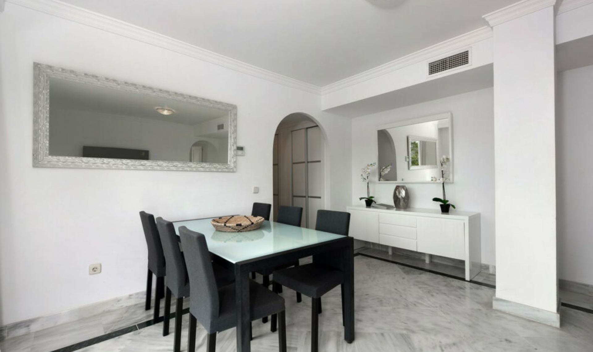 Resale - Apartment -
Puerto Banús