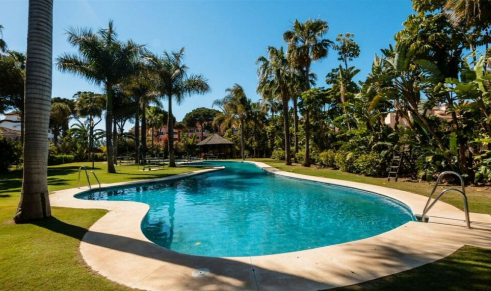 Resale - Apartment -
Puerto Banús