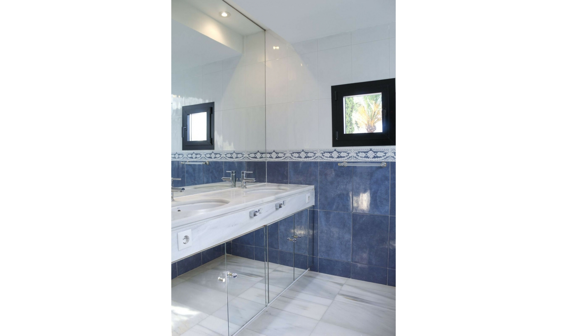 Resale - Apartment -
Puerto Banús