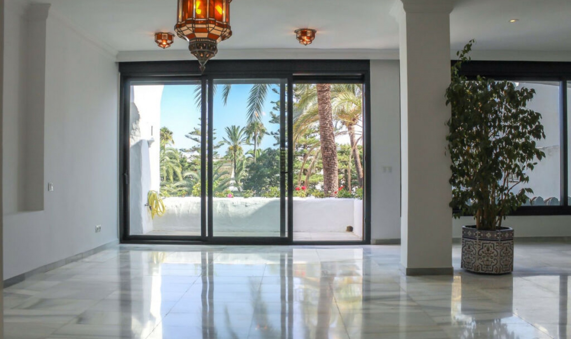 Resale - Apartment -
Puerto Banús