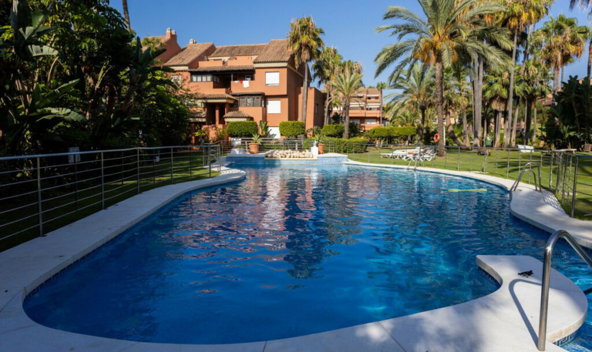Resale - Apartment -
Puerto Banús