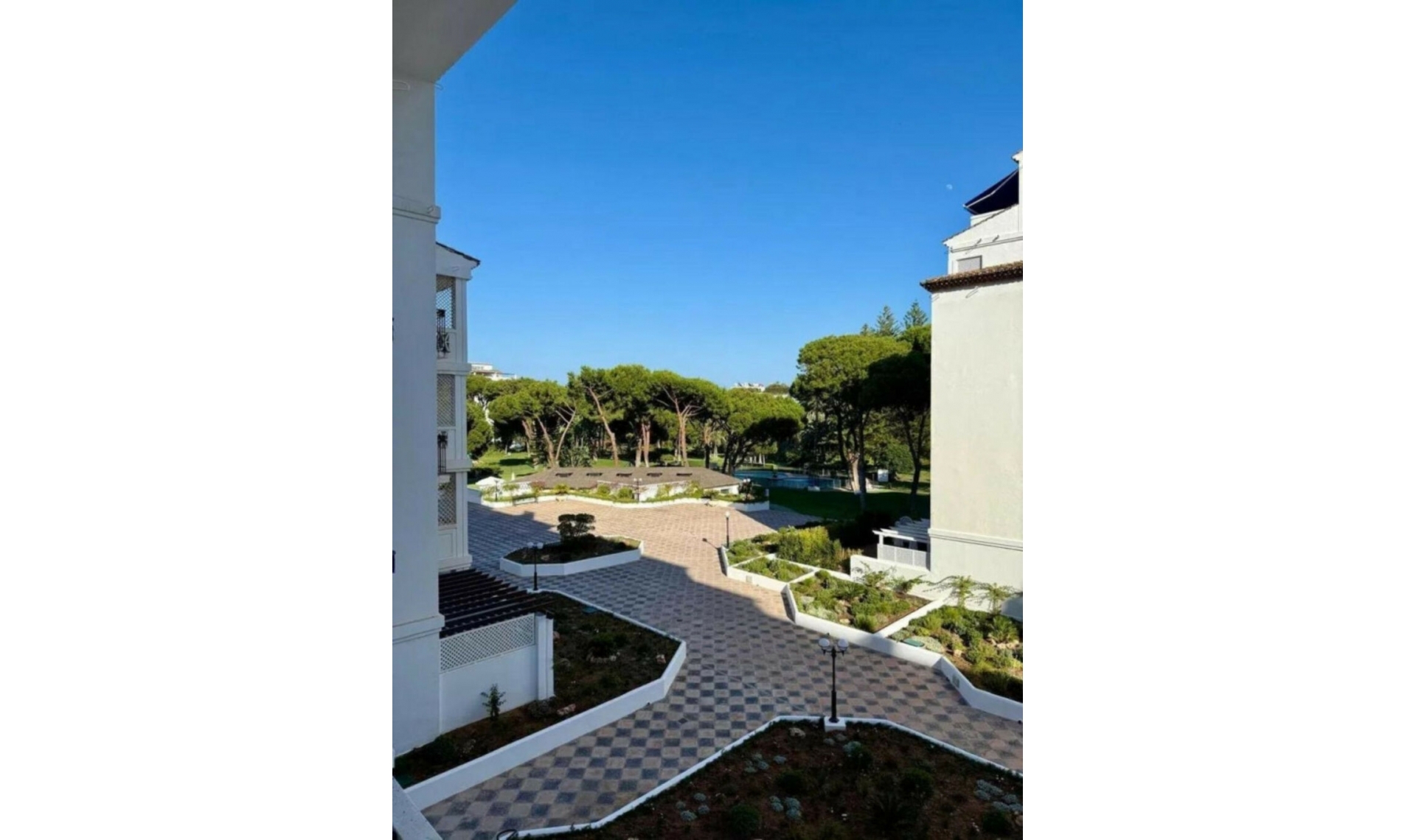 Resale - Apartment -
Puerto Banús