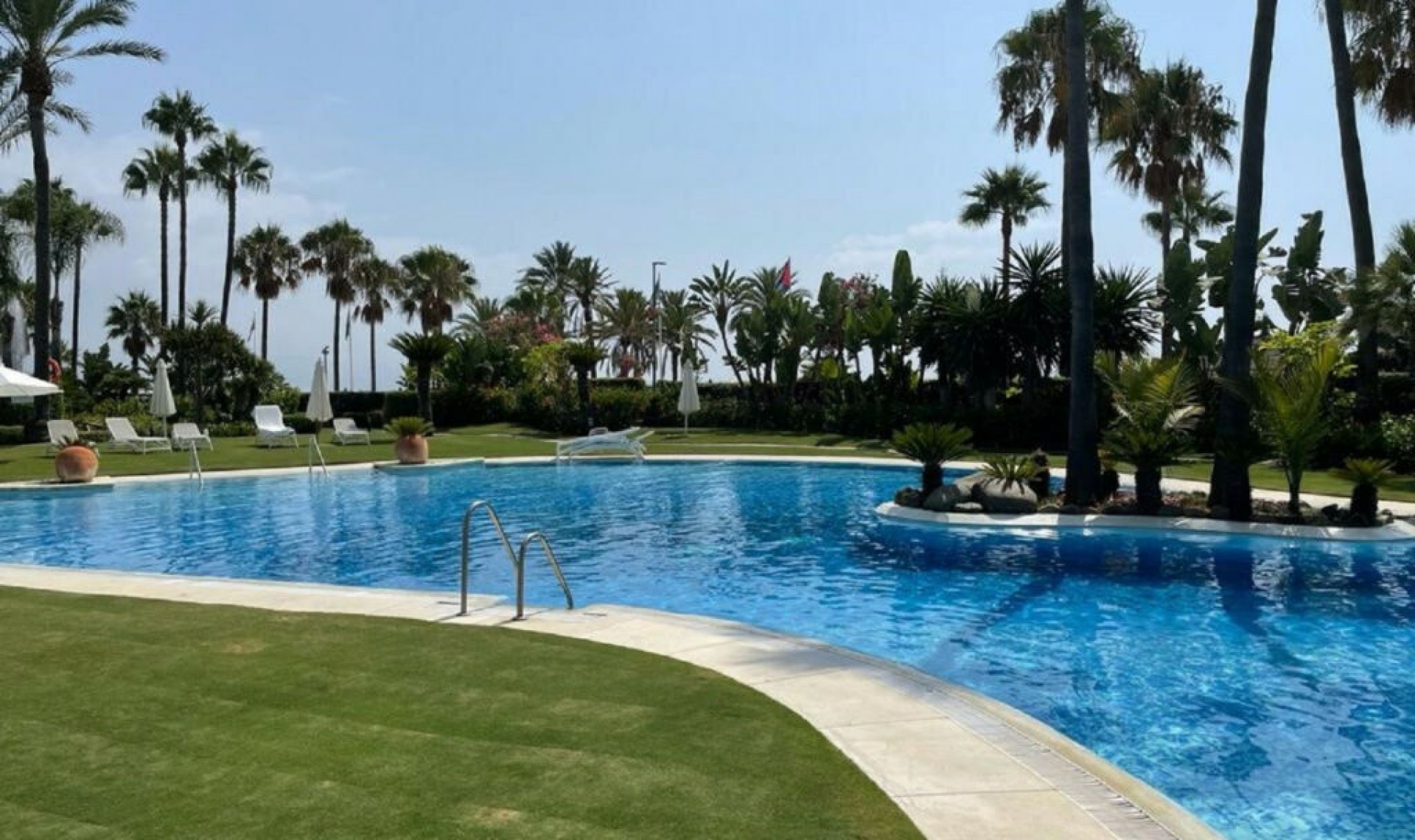 Resale - Apartment -
Puerto Banús