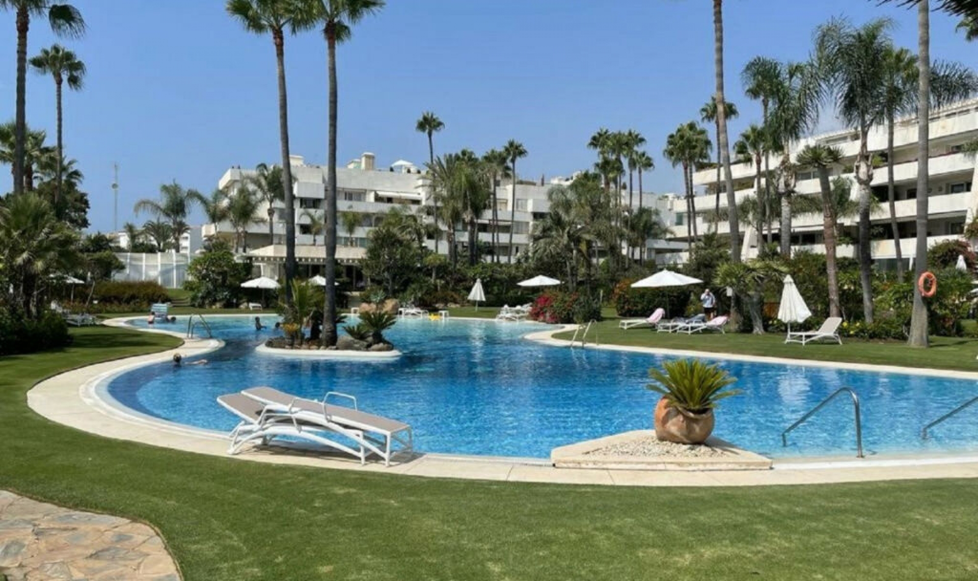 Resale - Apartment -
Puerto Banús