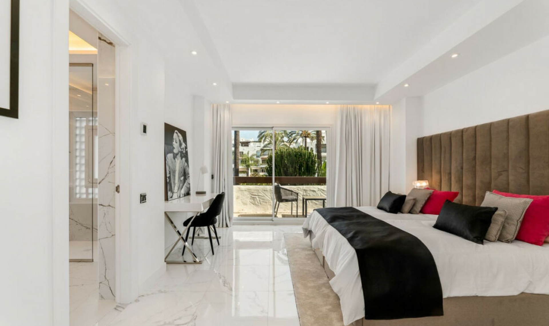 Resale - Apartment -
Puerto Banús