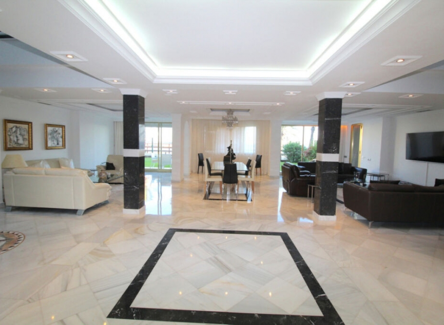 Resale - Apartment -
Puerto Banús