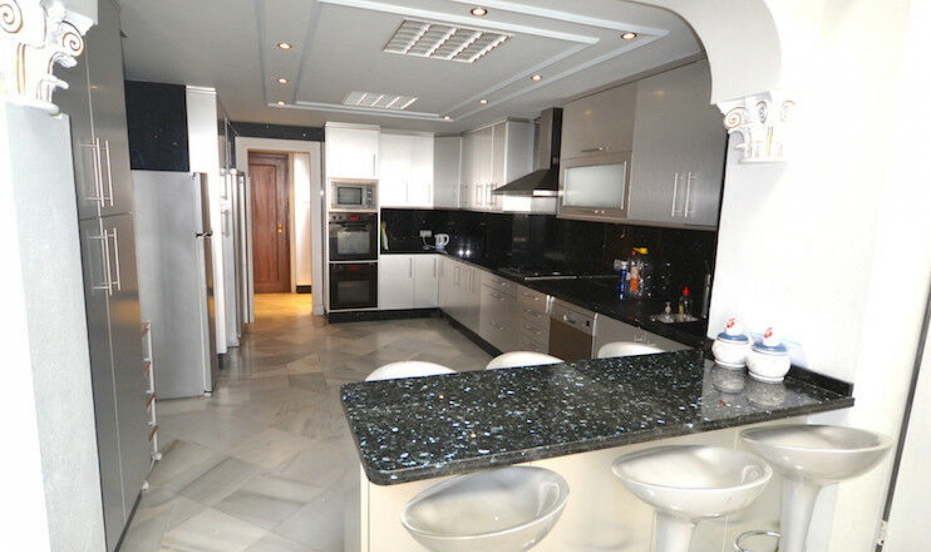 Resale - Apartment -
Puerto Banús