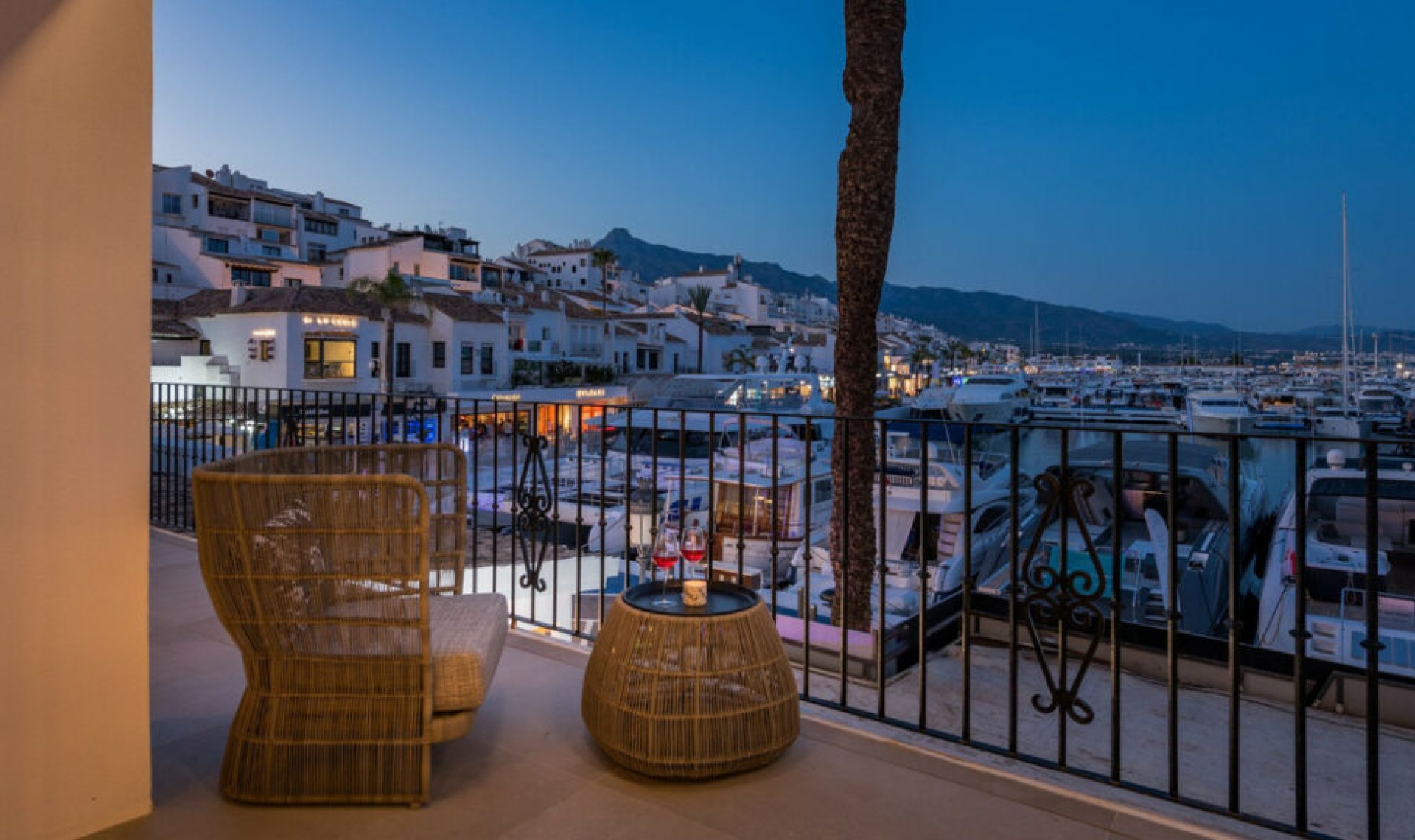 Resale - Apartment -
Puerto Banús