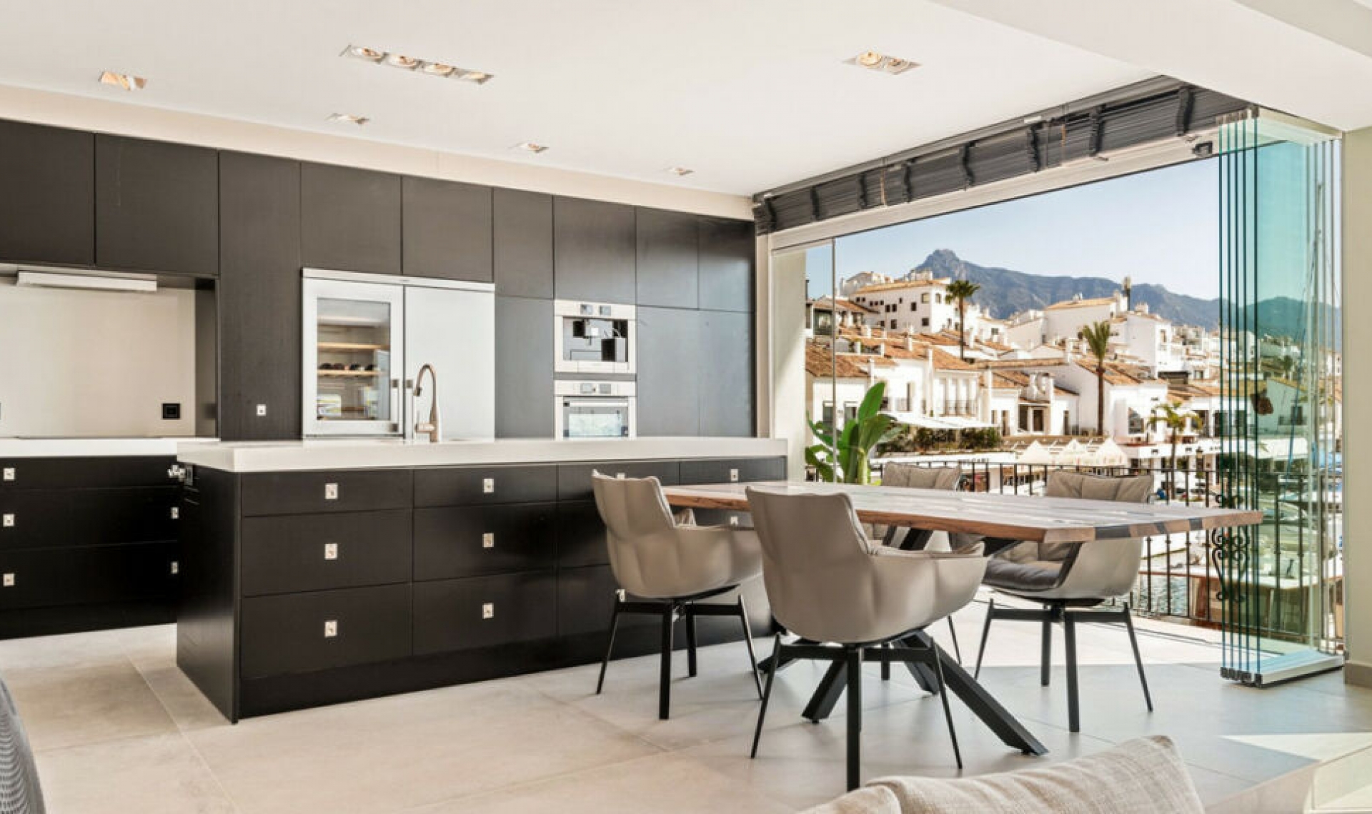 Resale - Apartment -
Puerto Banús