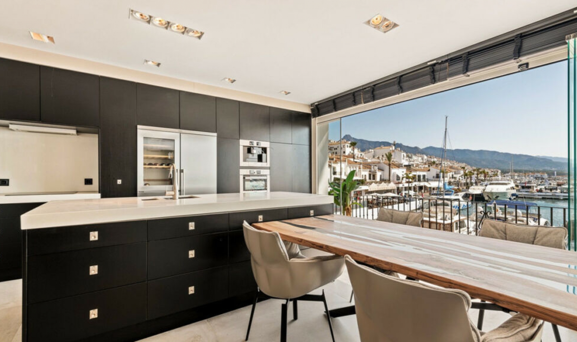 Resale - Apartment -
Puerto Banús