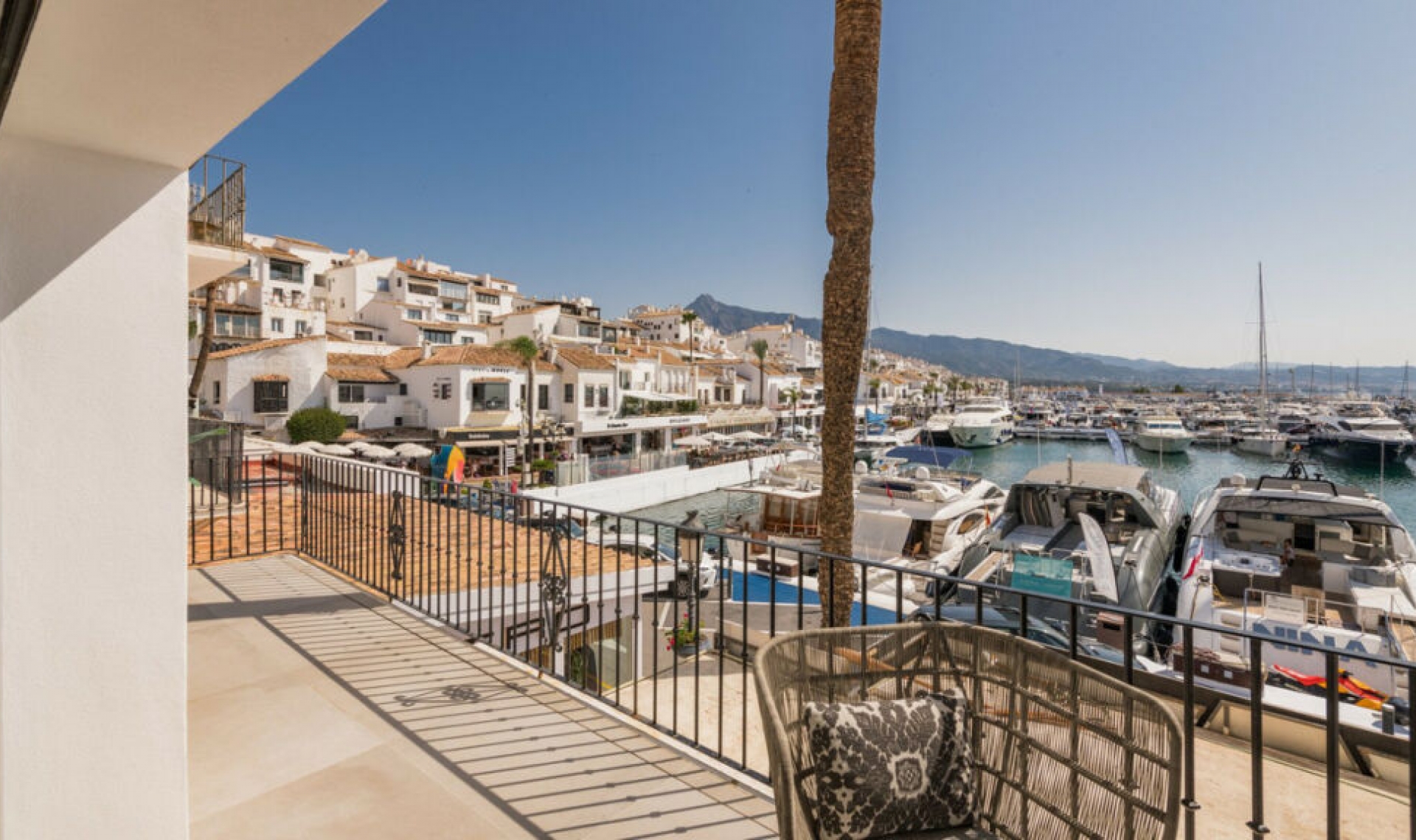 Resale - Apartment -
Puerto Banús