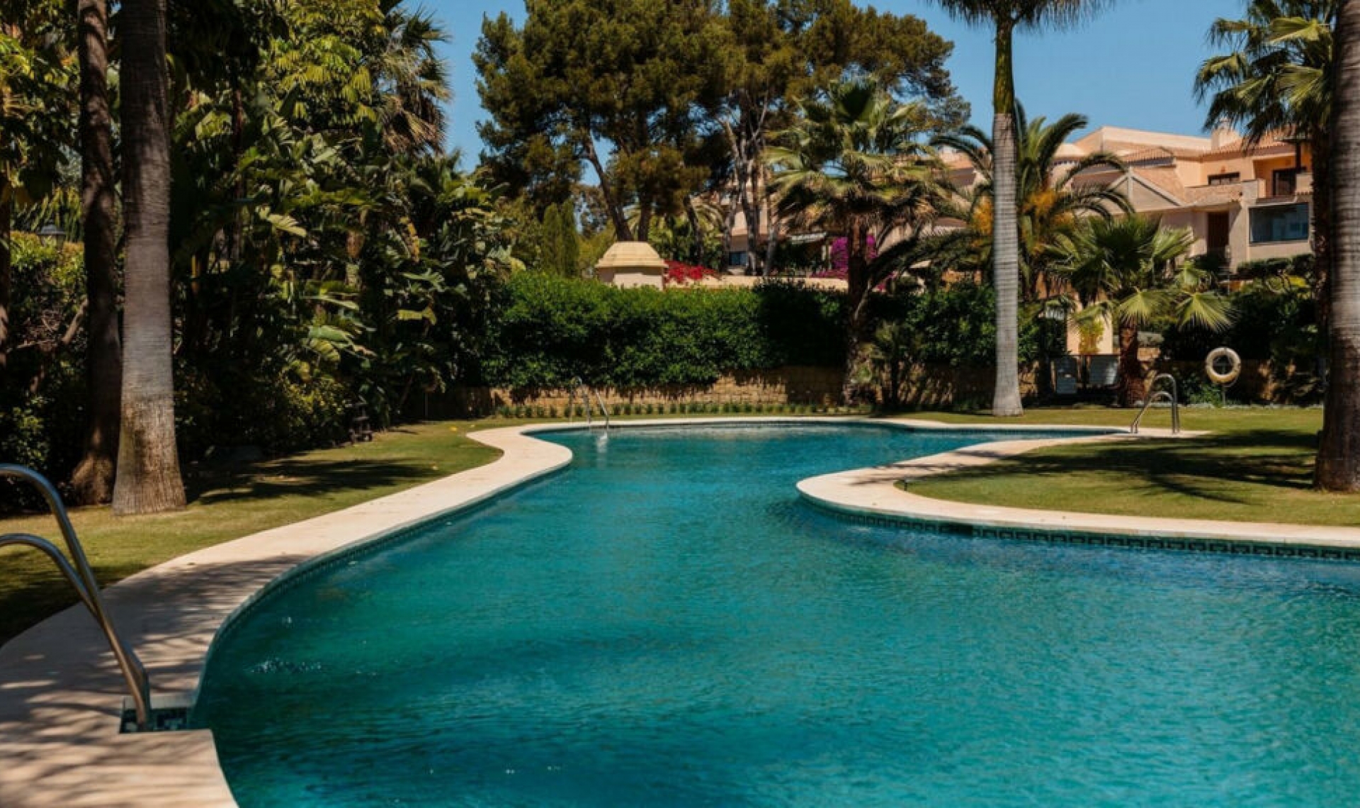 Resale - Apartment -
Puerto Banús