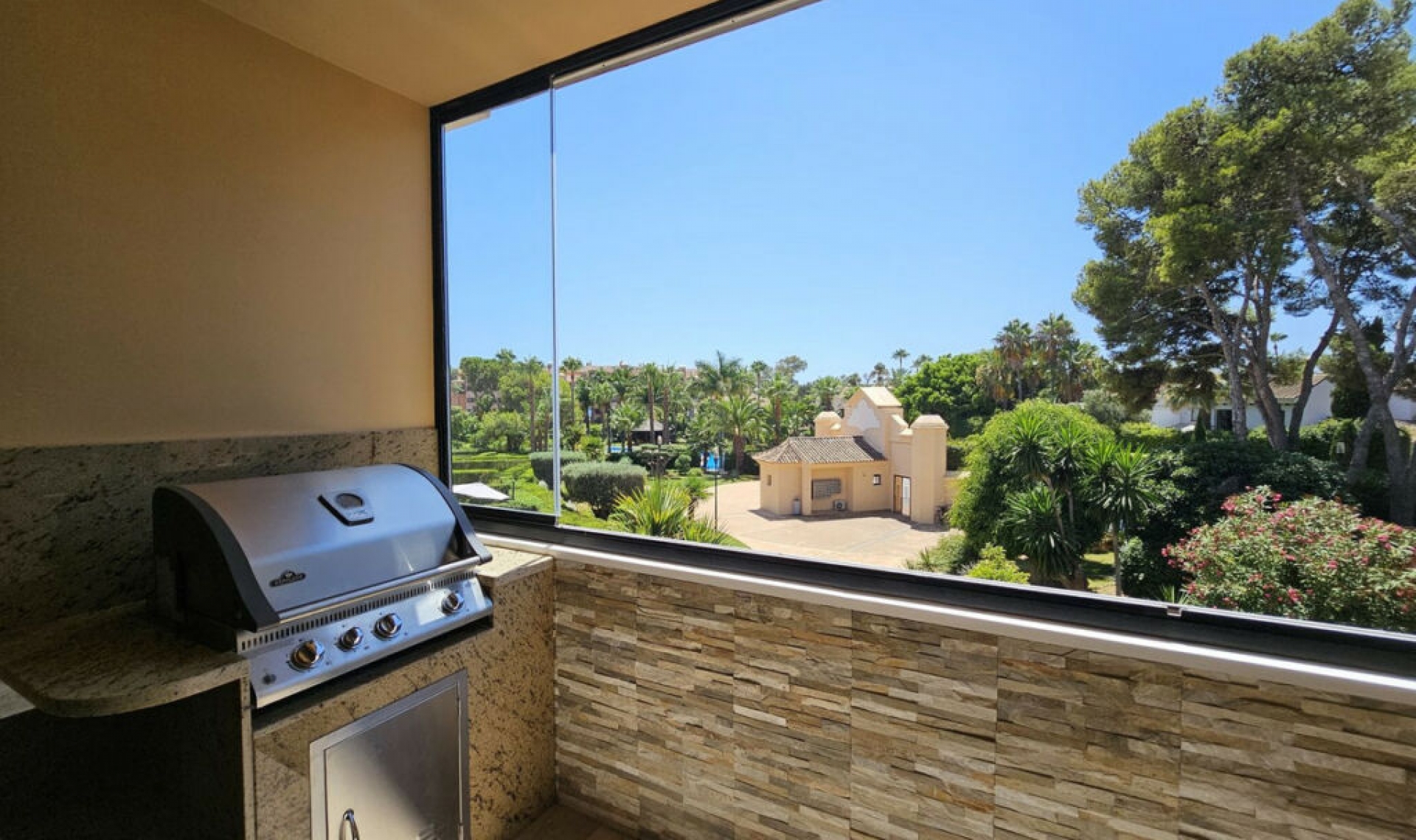 Resale - Apartment -
Puerto Banús