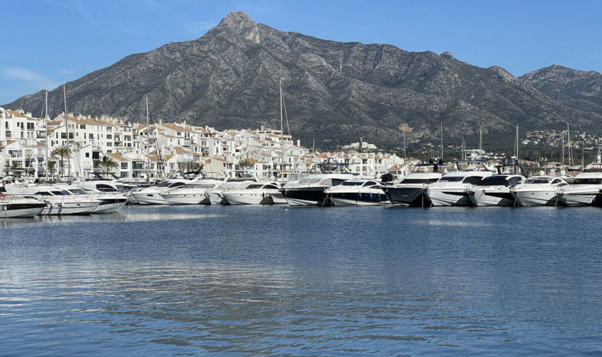 Resale - Apartment -
Puerto Banús