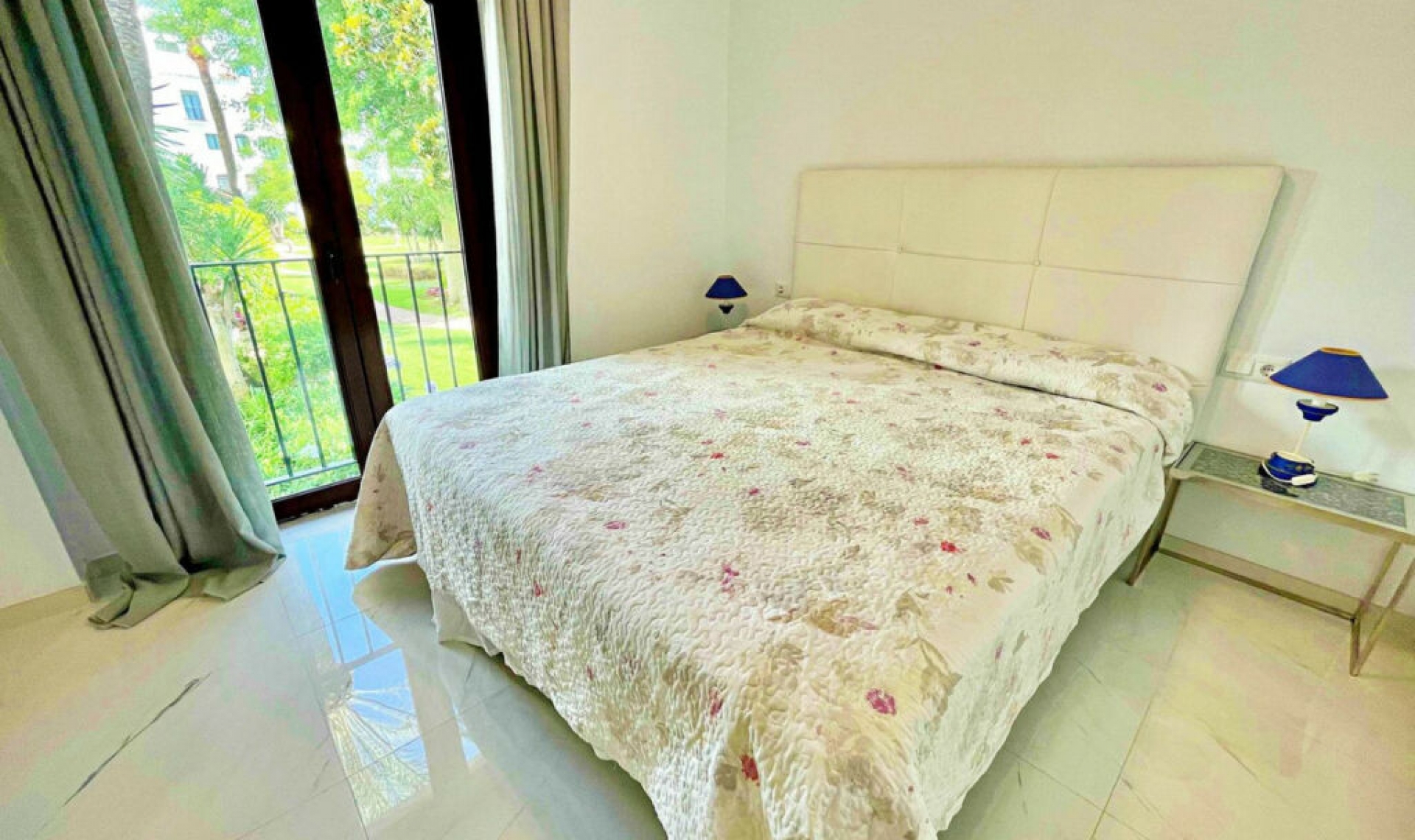 Resale - Apartment -
Puerto Banús