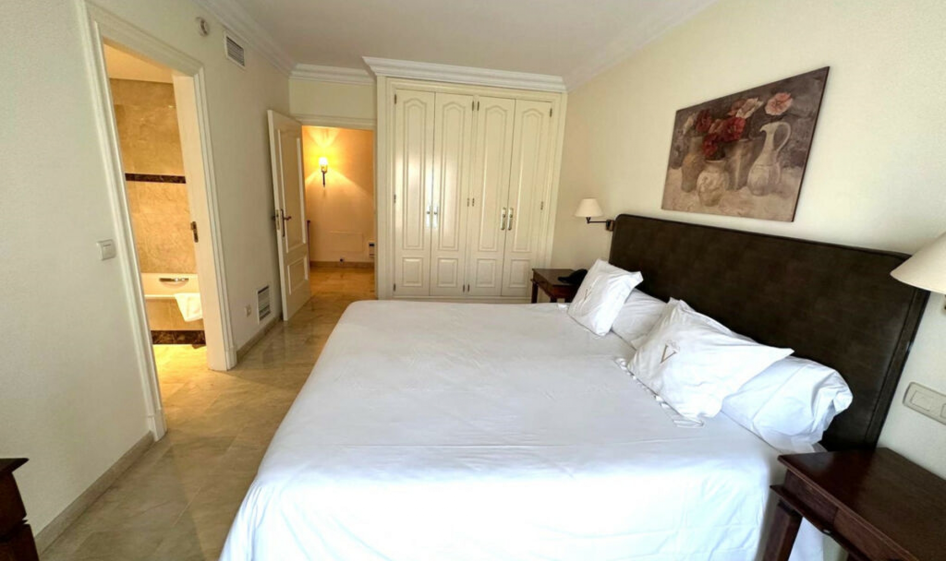 Resale - Apartment -
Puerto Banús