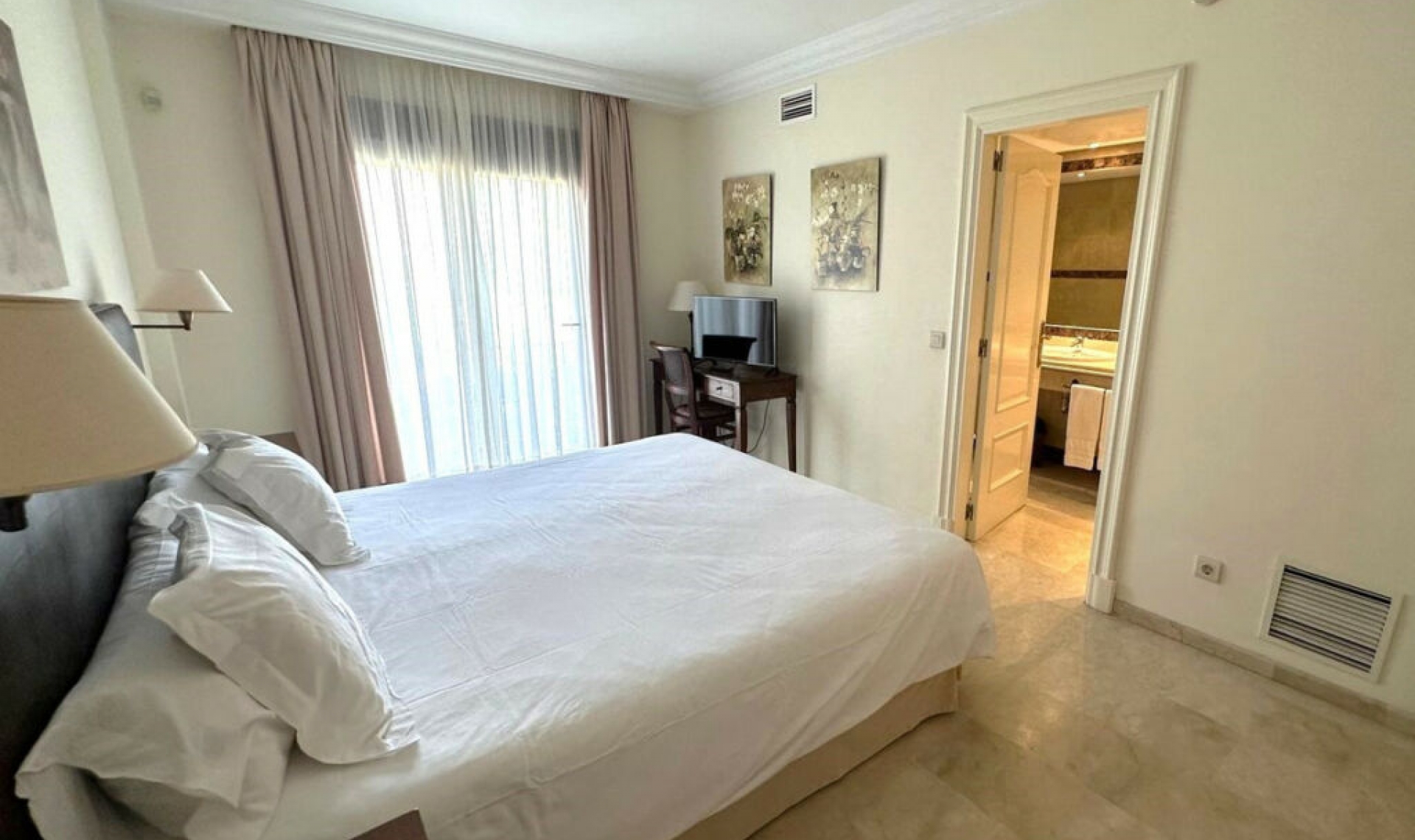 Resale - Apartment -
Puerto Banús