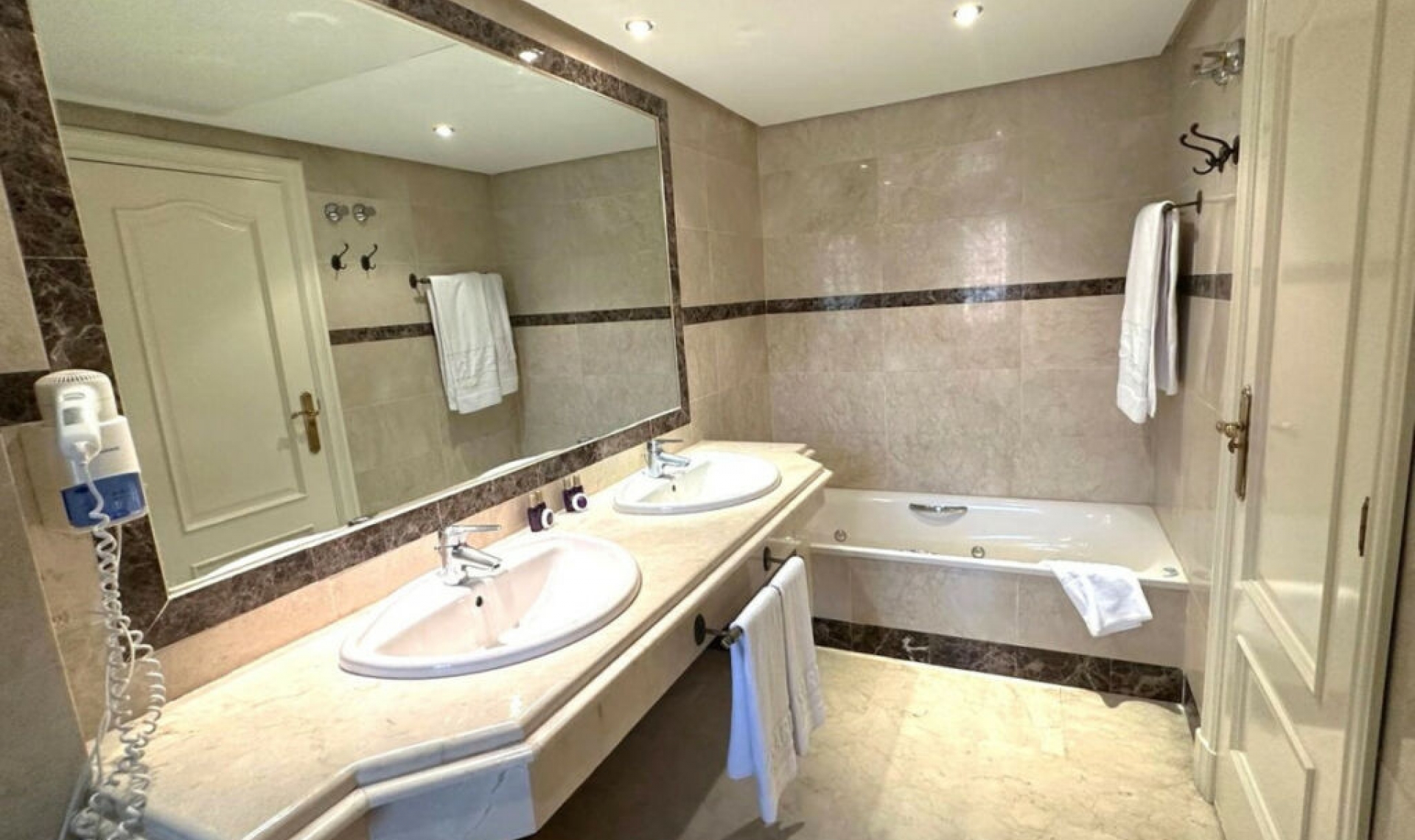 Resale - Apartment -
Puerto Banús