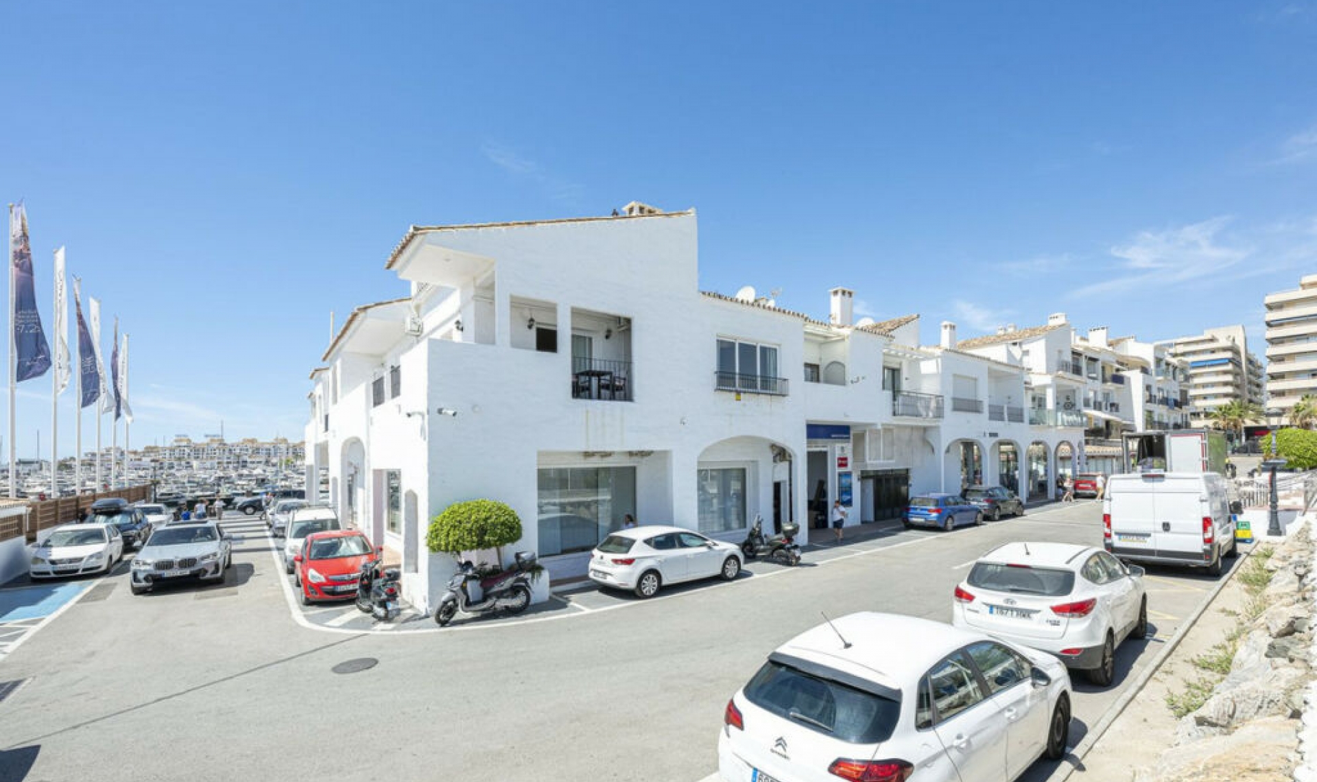 Resale - Apartment -
Puerto Banús