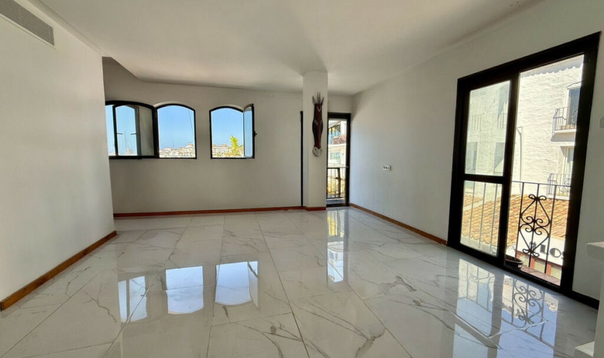 Resale - Apartment -
Puerto Banús