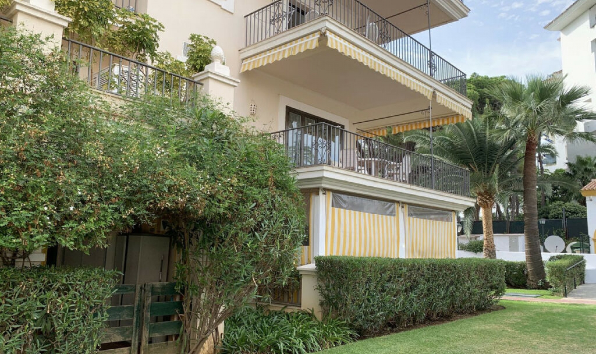 Resale - Apartment -
Puerto Banús