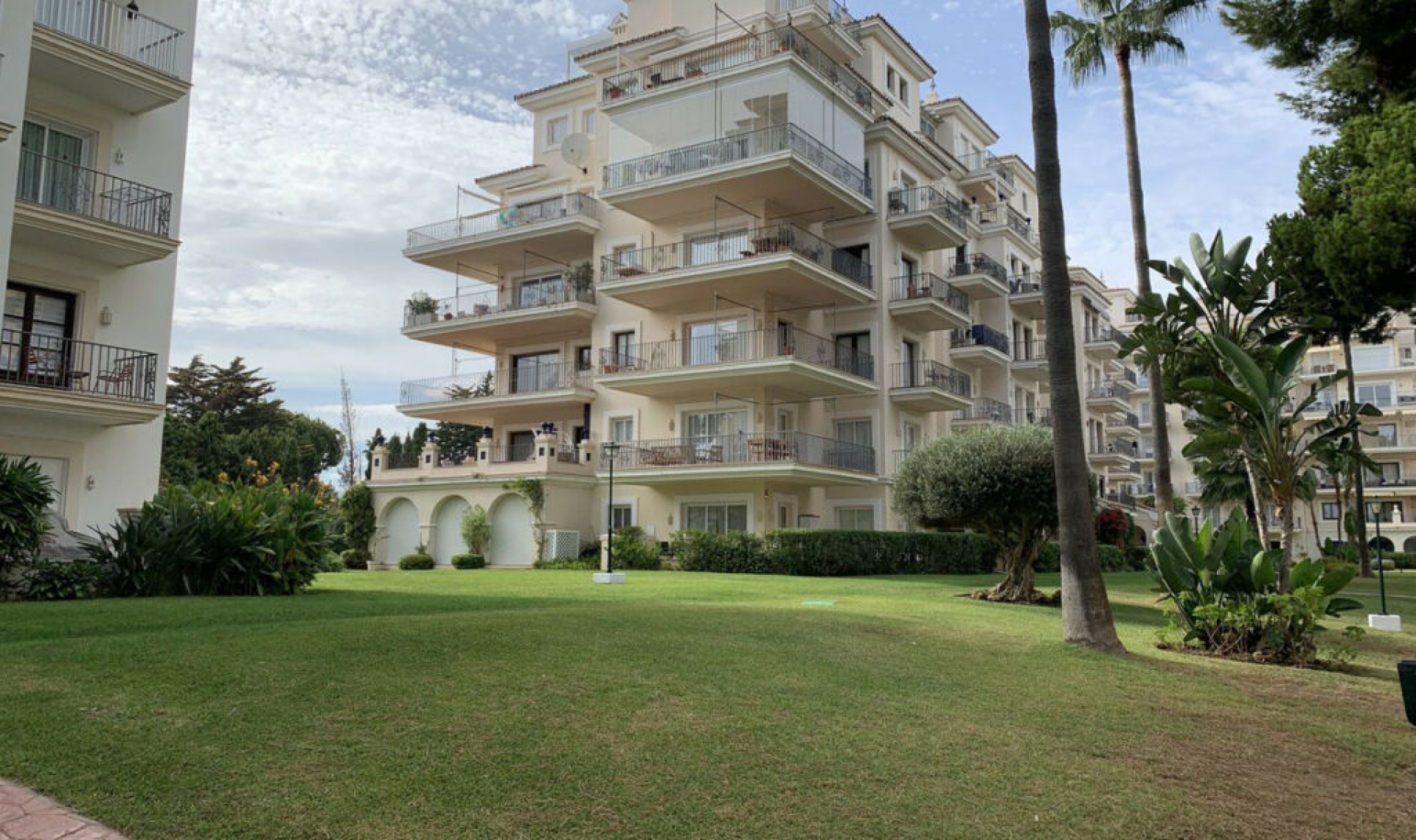 Resale - Apartment -
Puerto Banús
