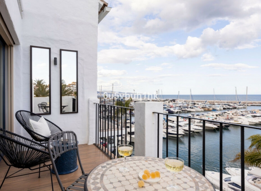 Resale - Apartment -
Puerto Banús