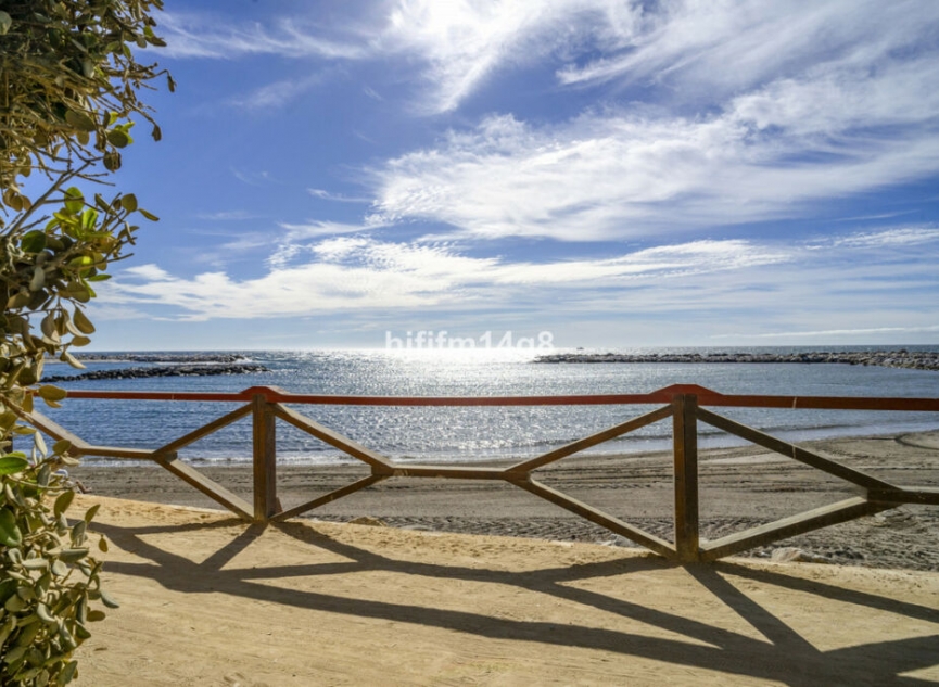 Resale - Apartment -
Puerto Banús
