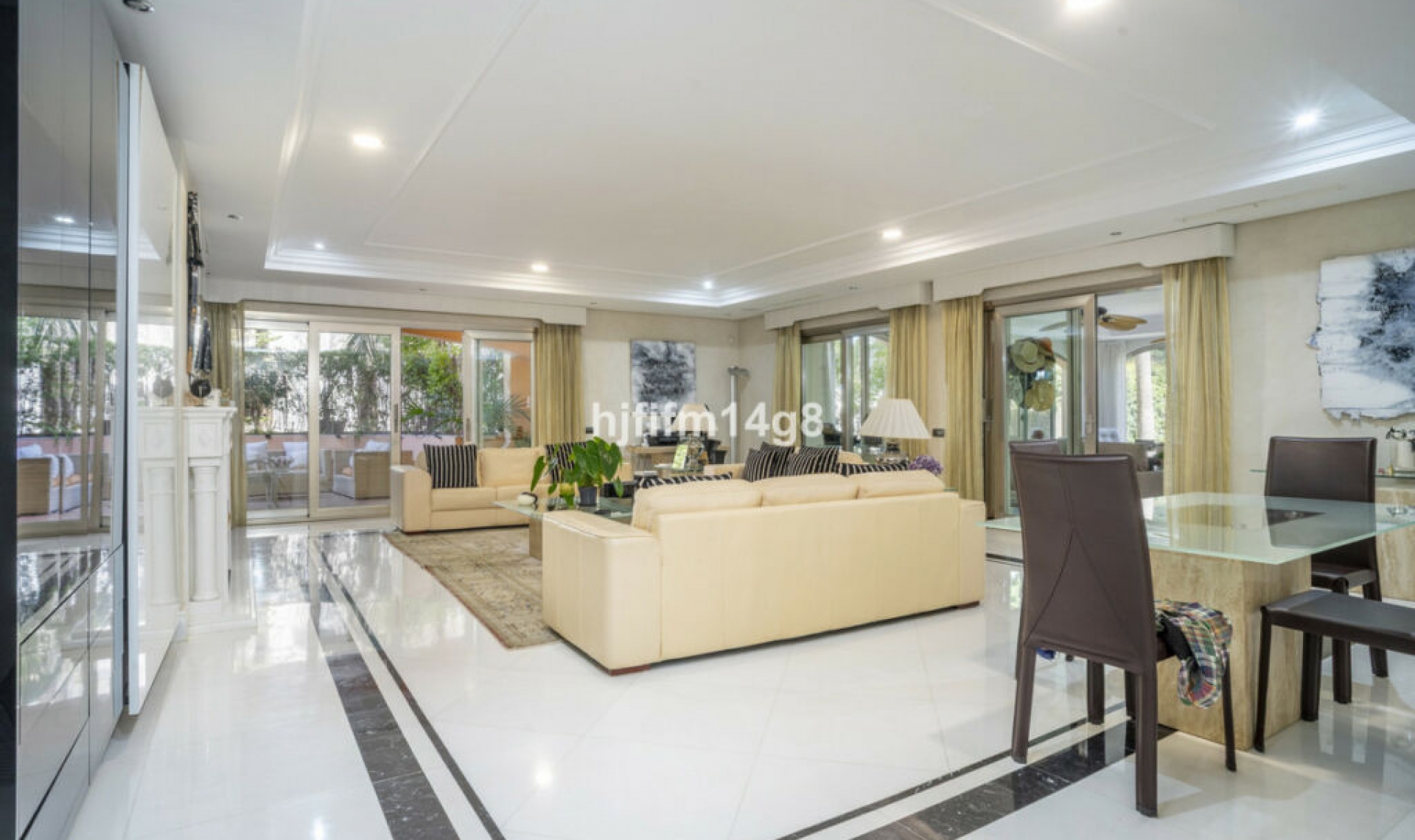 Resale - Apartment -
Puerto Banús