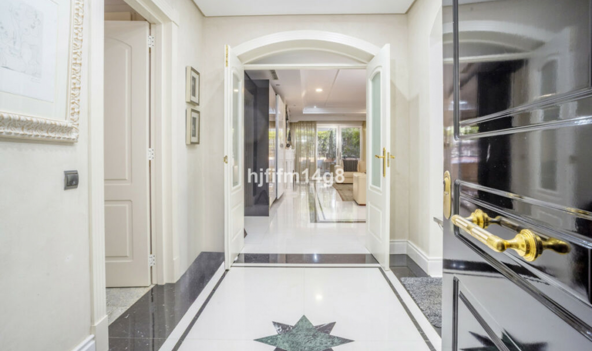 Resale - Apartment -
Puerto Banús