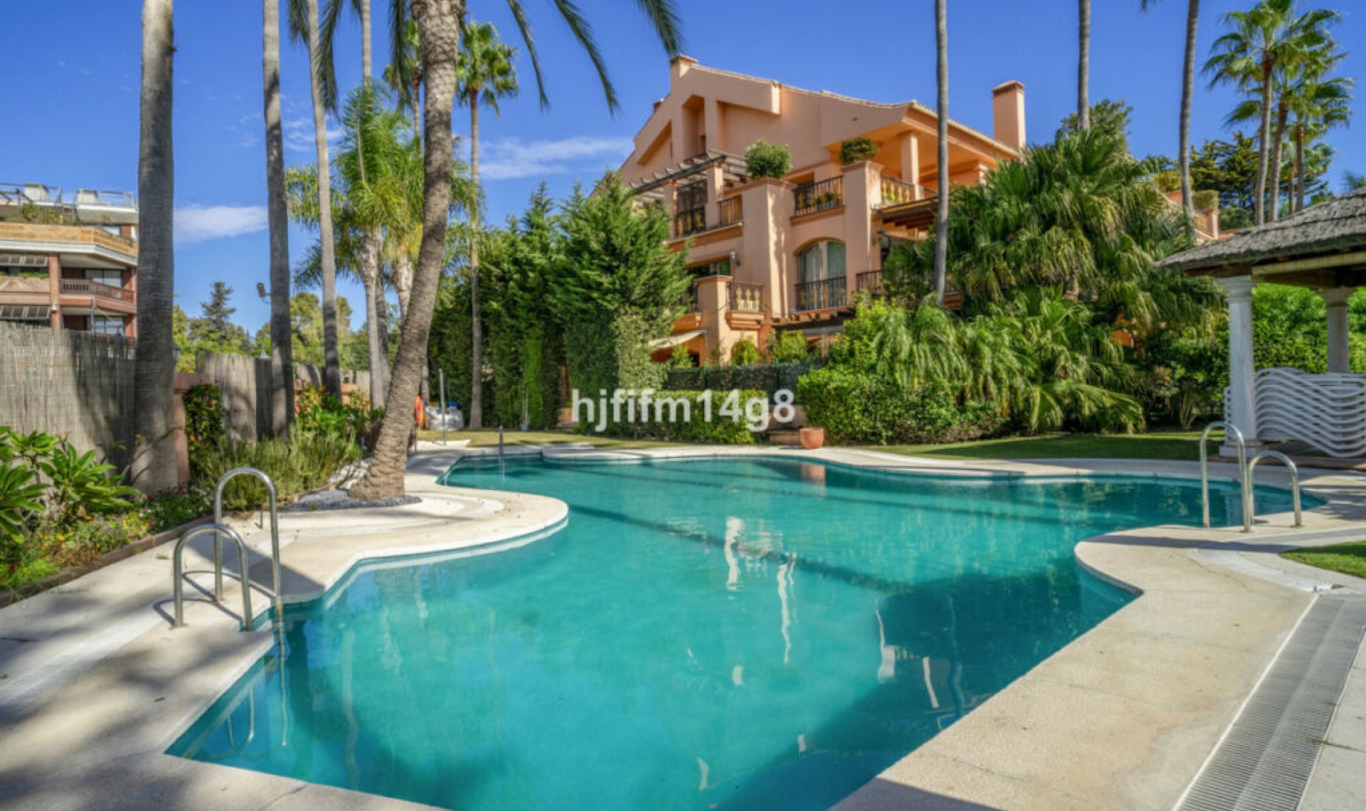 Resale - Apartment -
Puerto Banús
