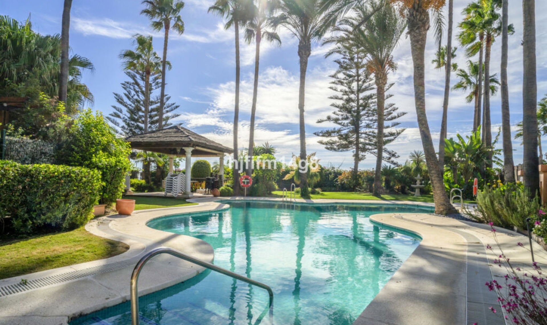 Resale - Apartment -
Puerto Banús