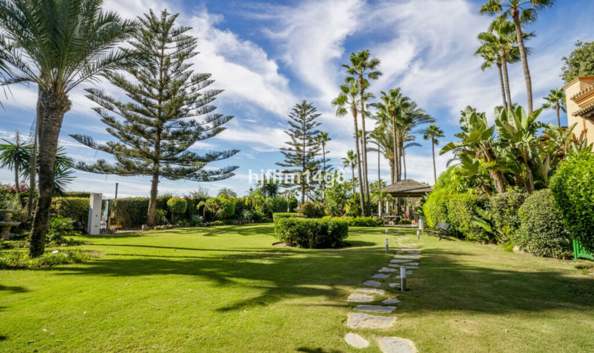 Resale - Apartment -
Puerto Banús