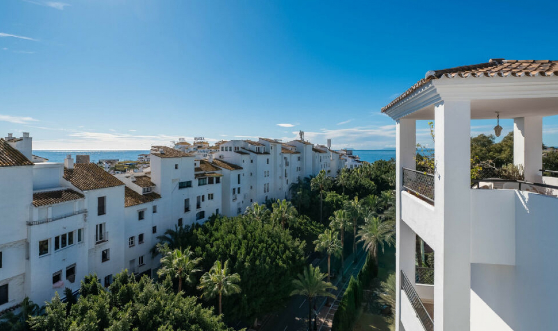 Resale - Apartment -
Puerto Banús