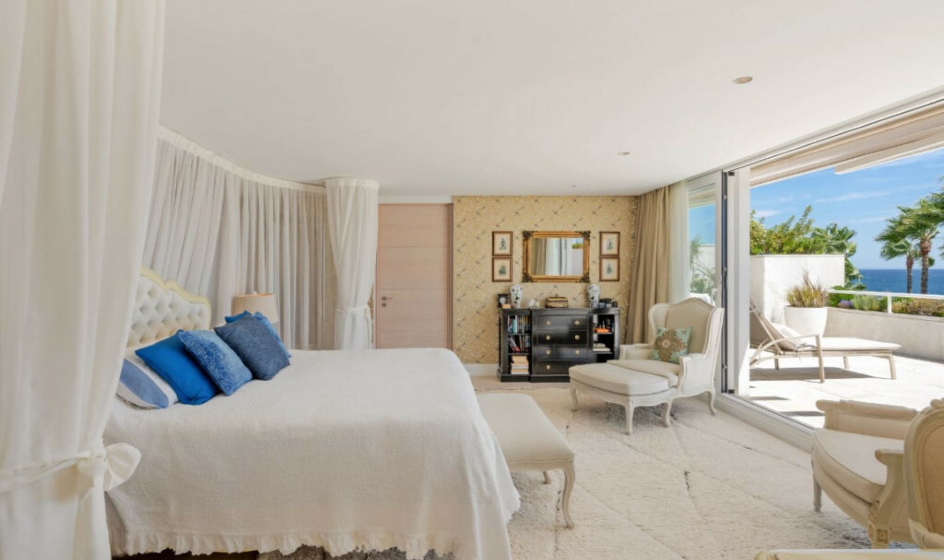 Resale - Apartment -
Puerto Banús