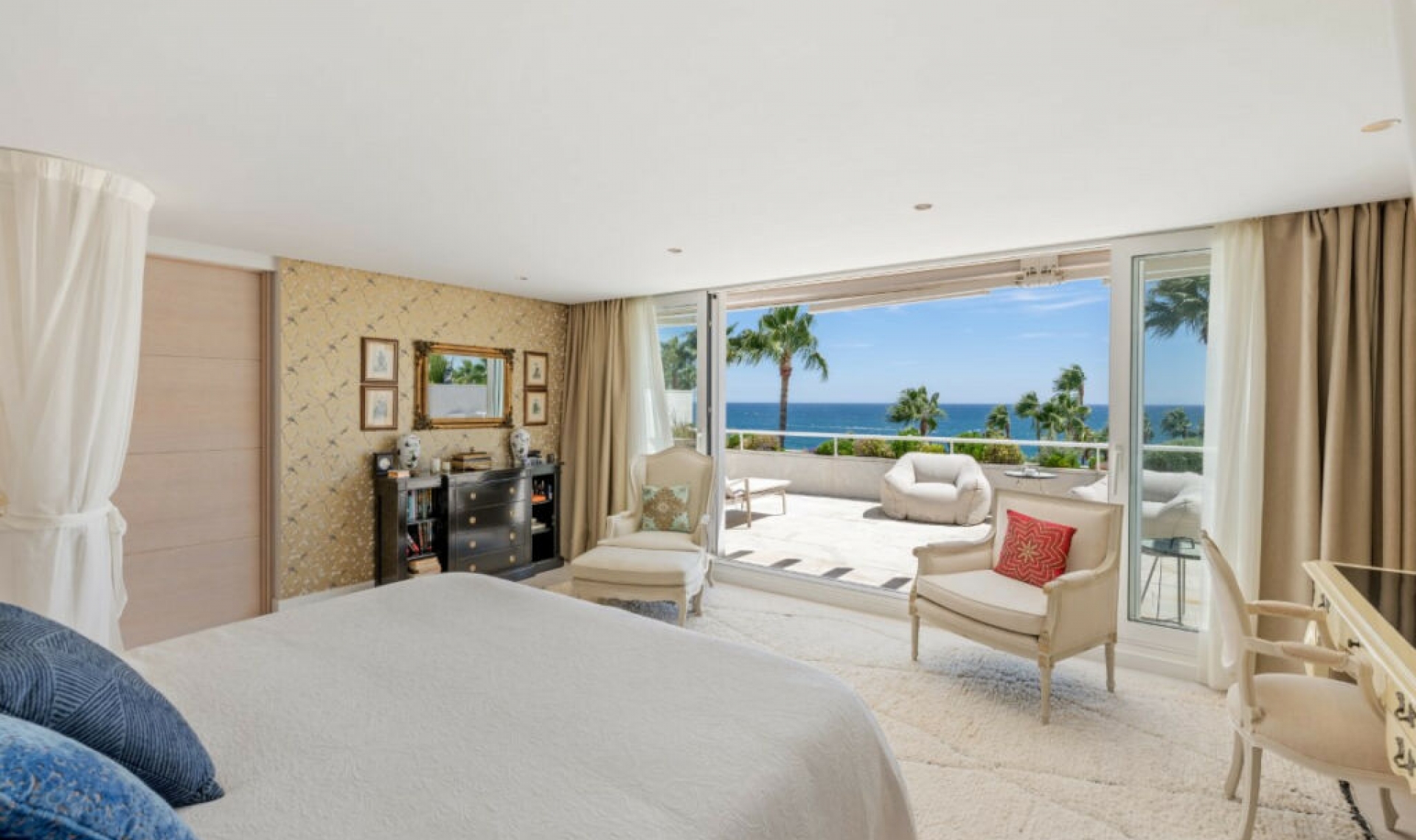 Resale - Apartment -
Puerto Banús