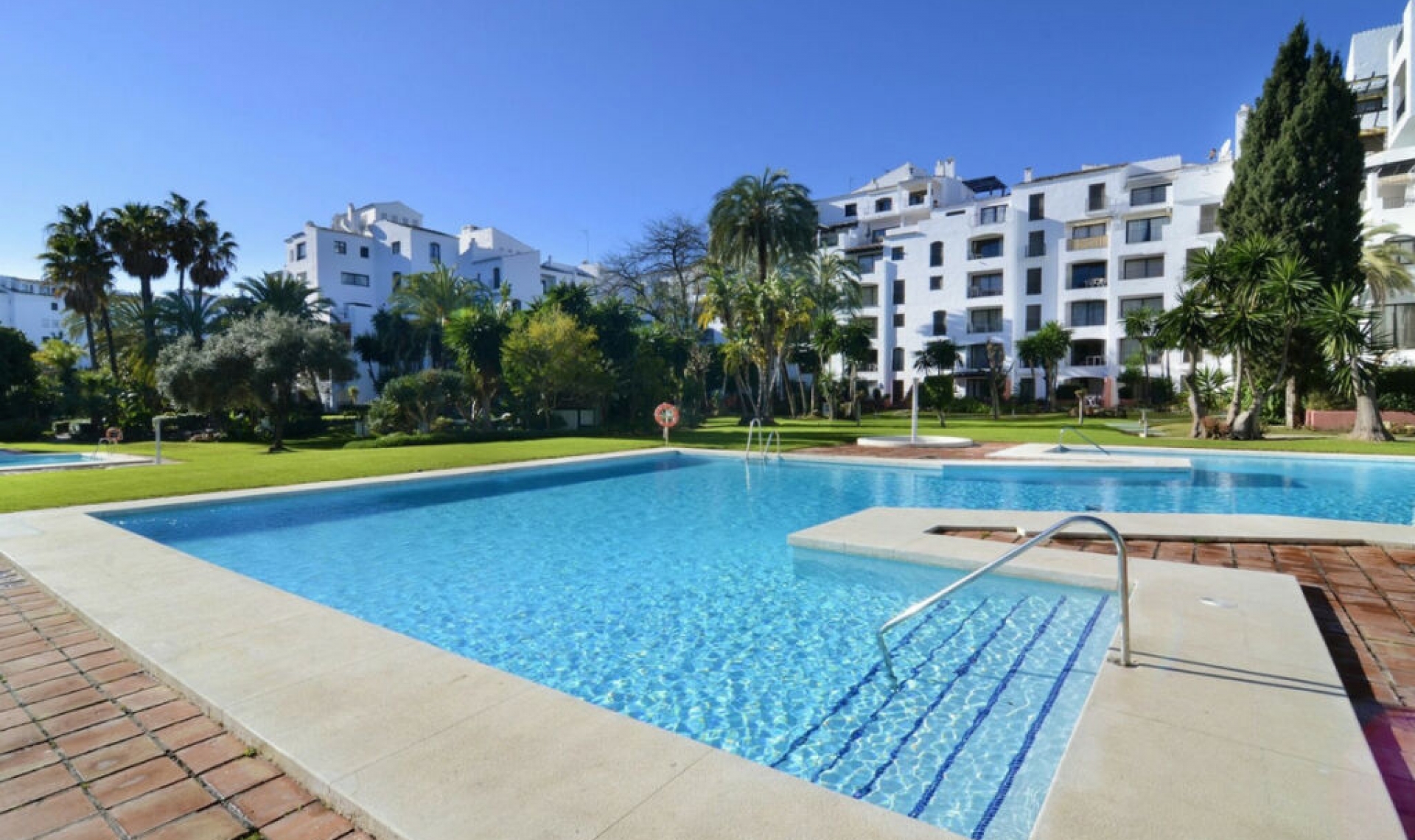 Resale - Apartment -
Puerto Banús