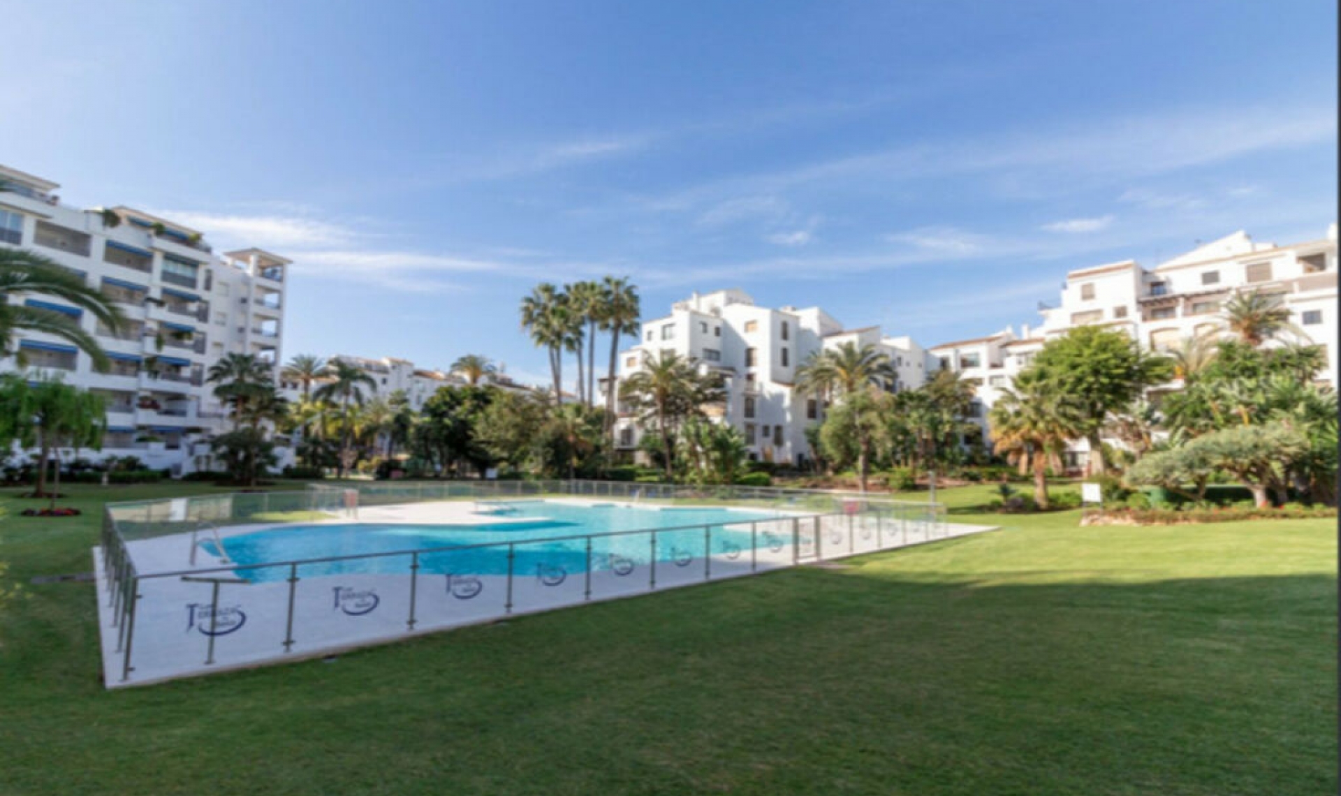 Resale - Apartment -
Puerto Banús