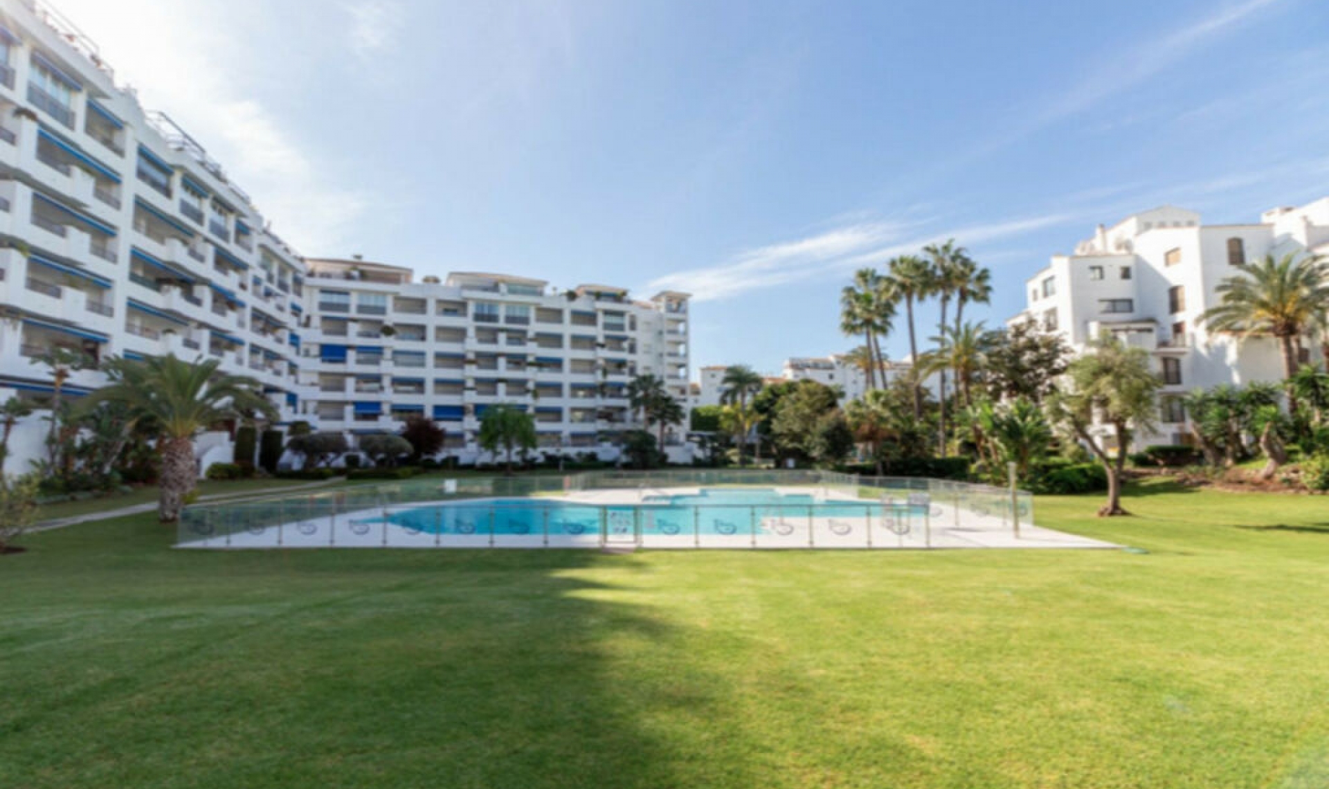 Resale - Apartment -
Puerto Banús