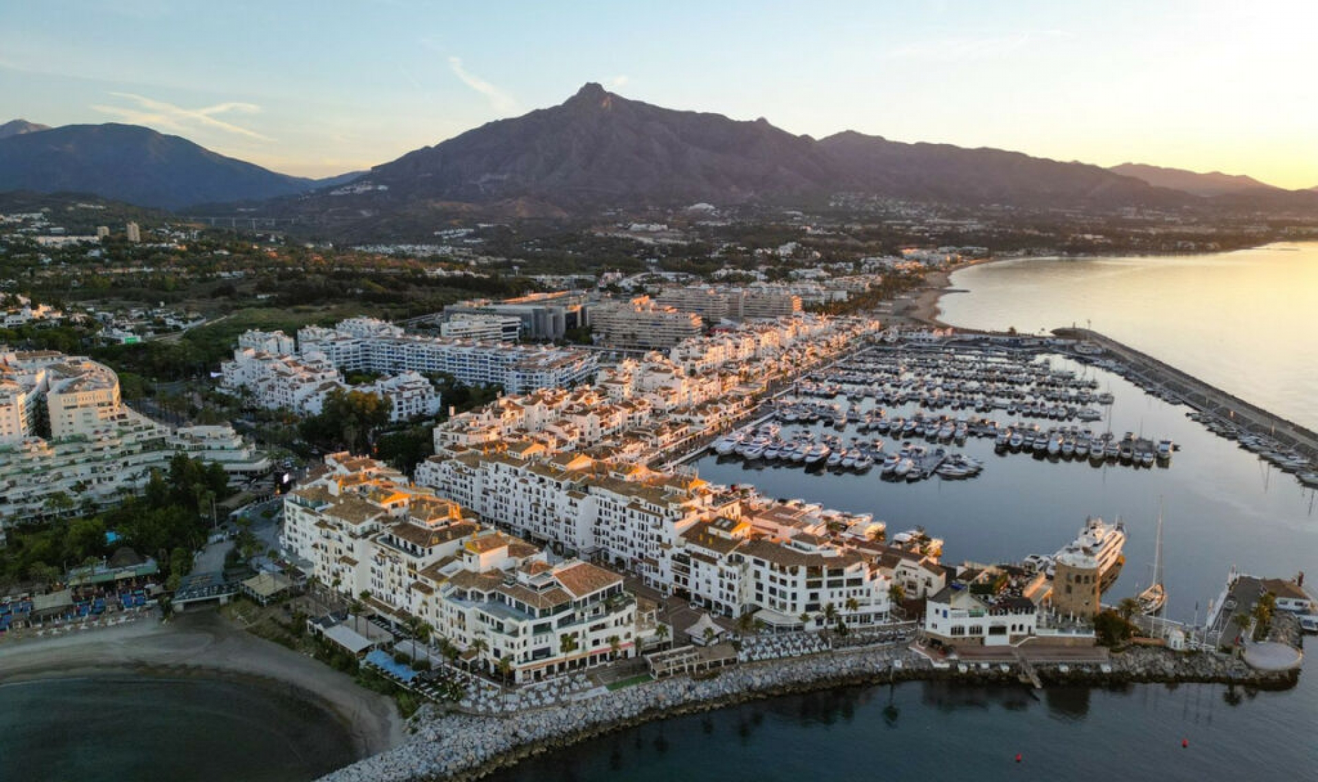 Resale - Apartment -
Puerto Banús