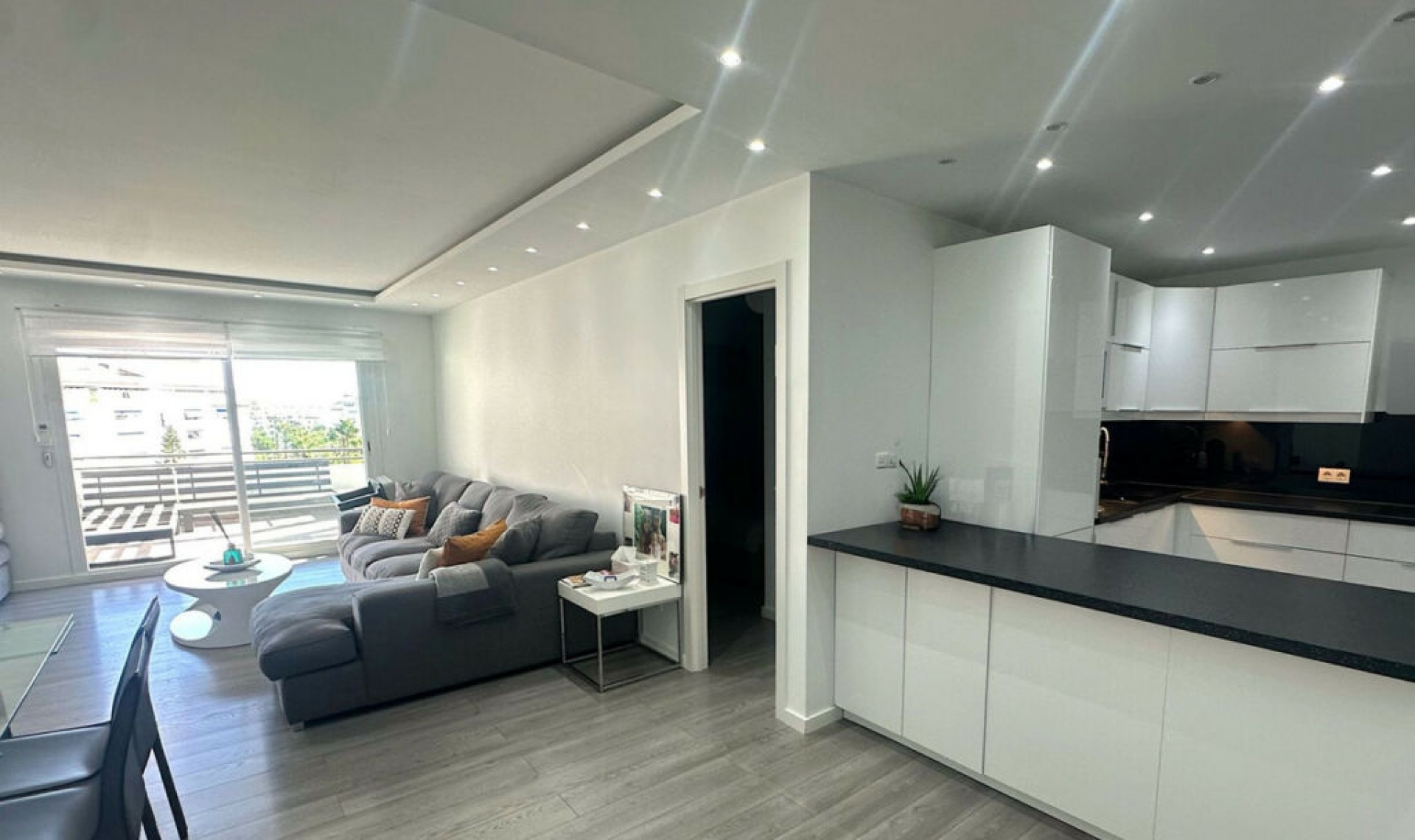 Resale - Apartment -
Puerto Banús