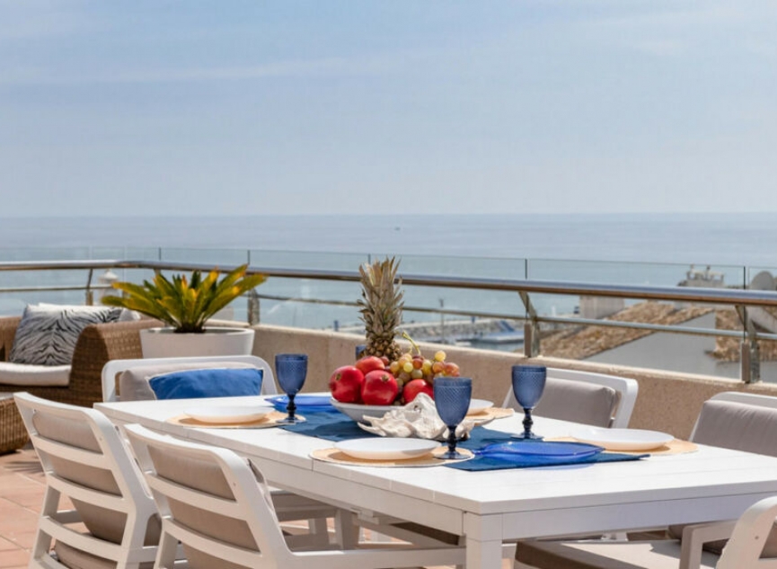 Resale - Apartment -
Puerto Banús