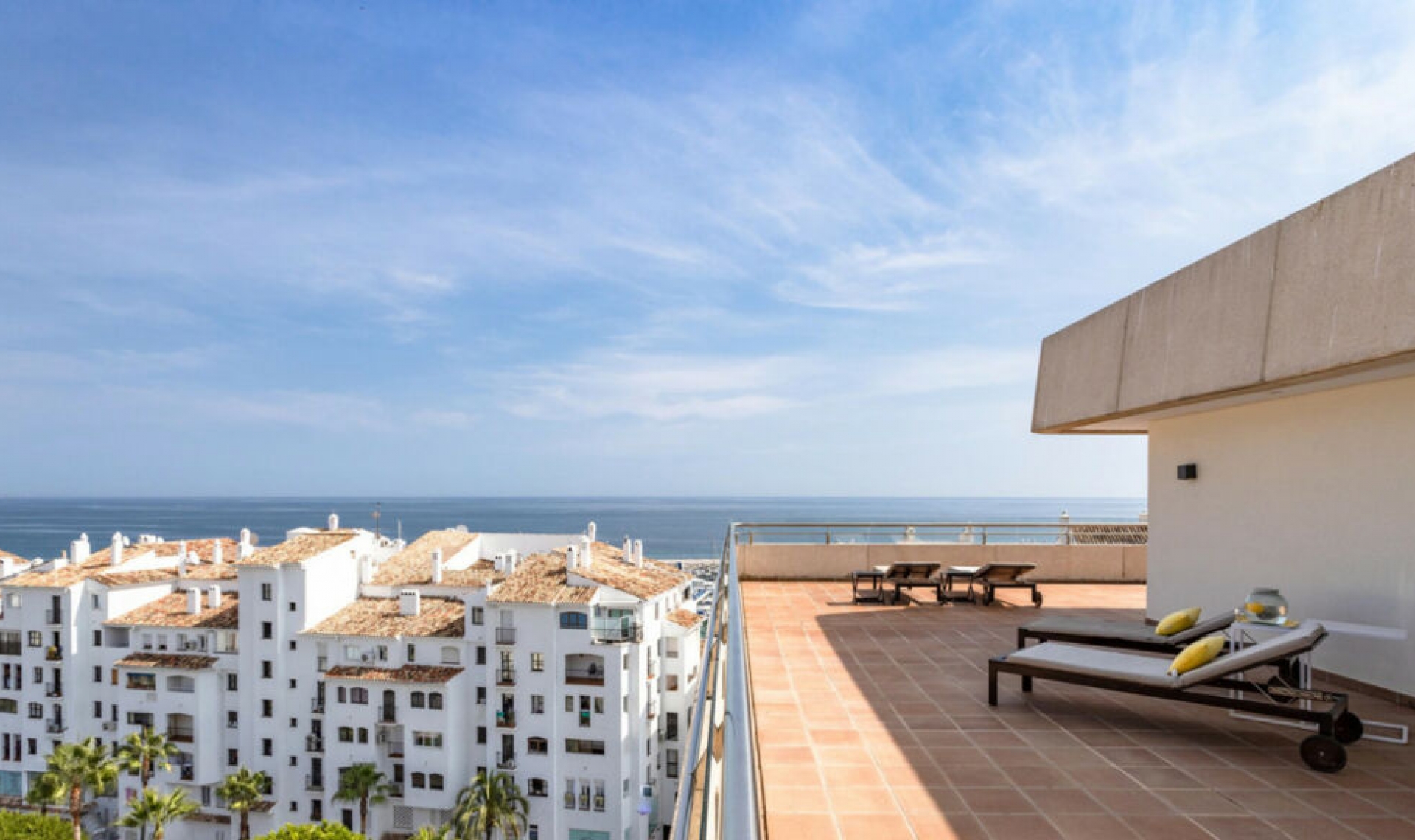 Resale - Apartment -
Puerto Banús