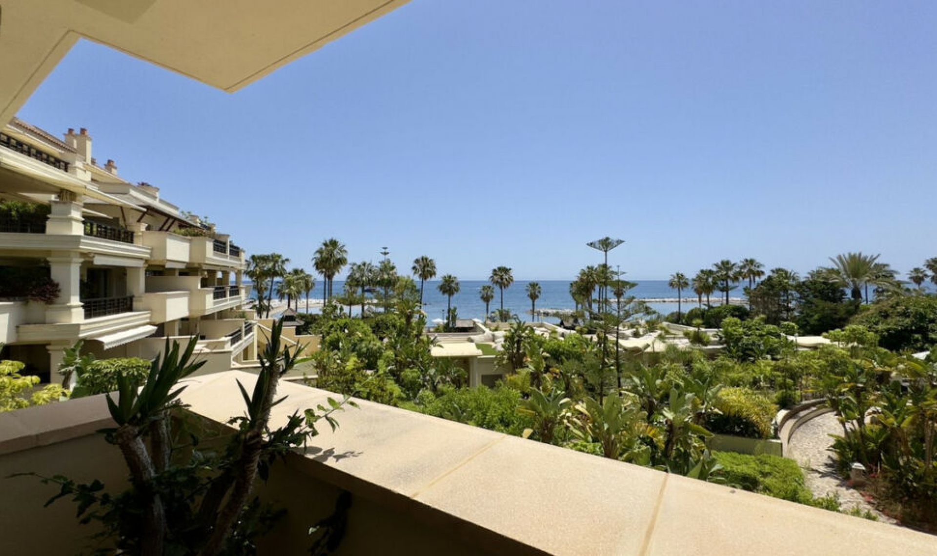 Resale - Apartment -
Puerto Banús