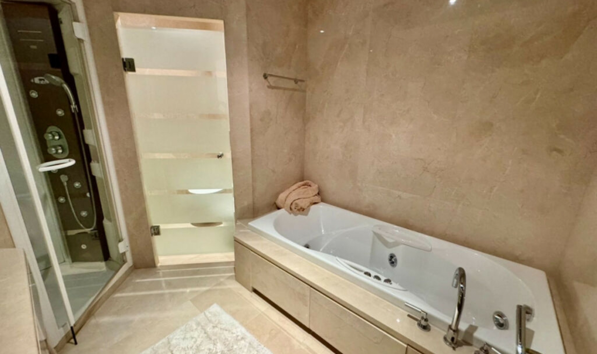 Resale - Apartment -
Puerto Banús