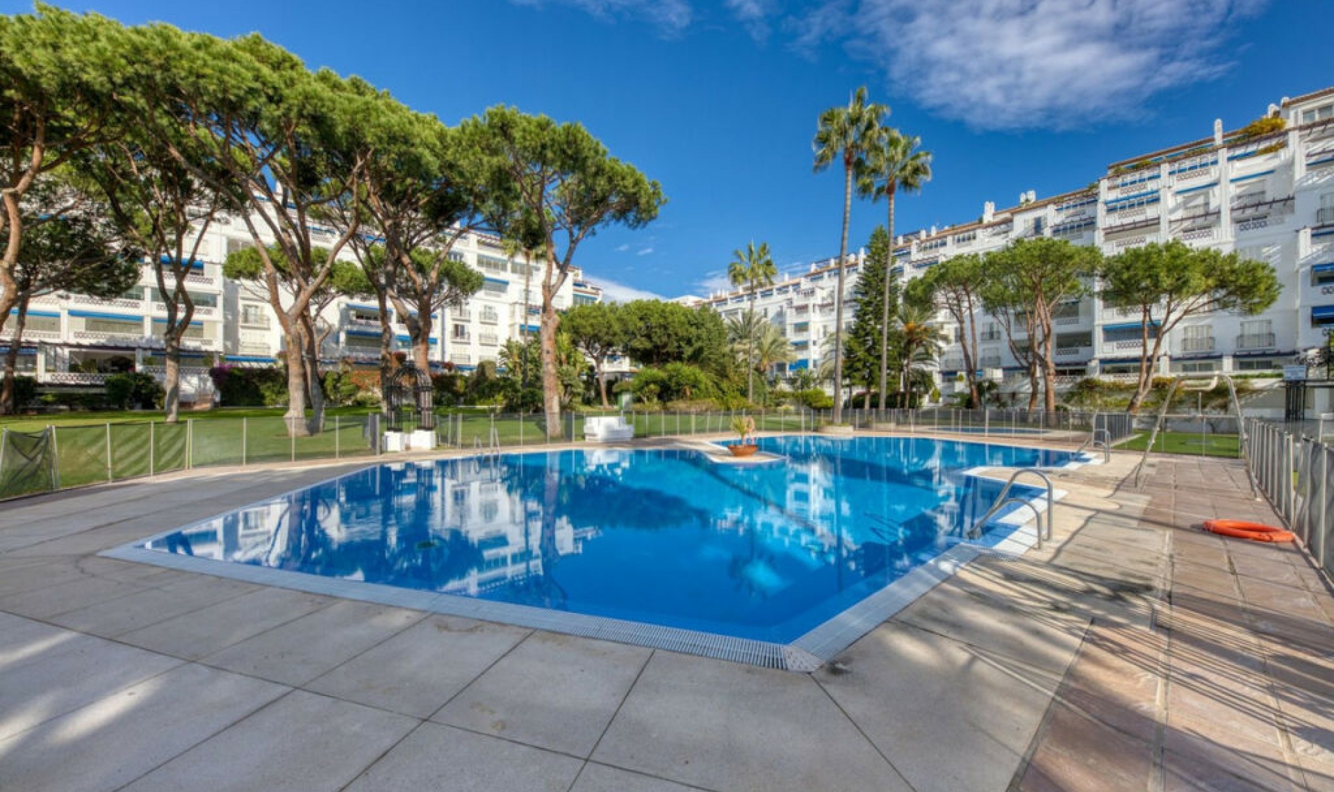 Resale - Apartment -
Puerto Banús