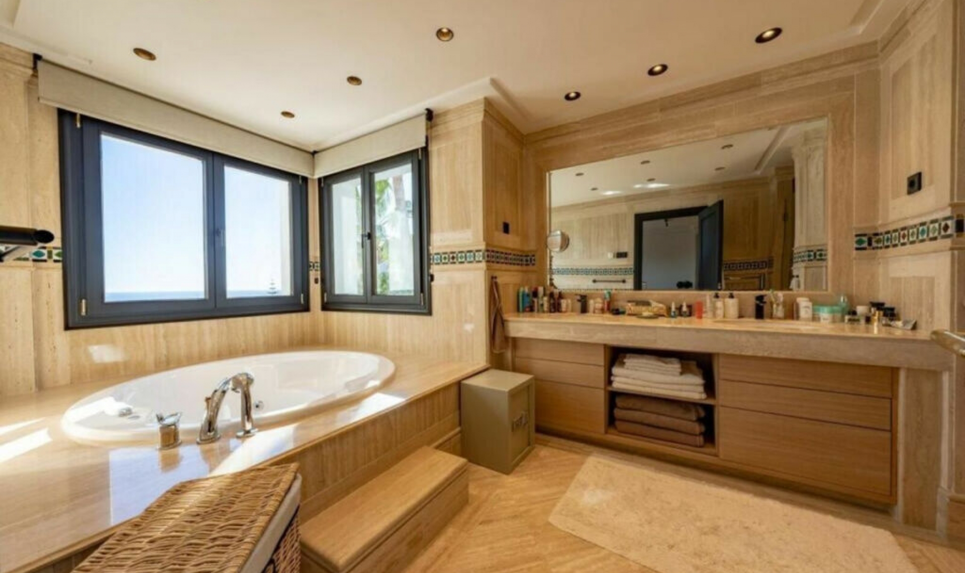 Resale - Apartment -
Sierra Blanca